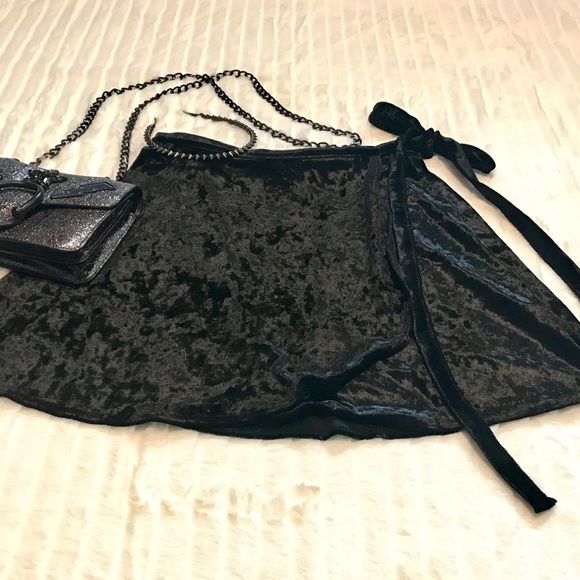 SMALL BLACK VELVET WRAP MINI SKIRT - Picture 5 of 12